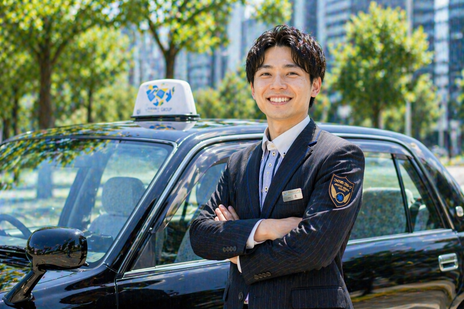 つばめグループ風の制服を着た20代男性ドライバーが黒いタクシー車両の前で笑顔を見せ、未経験からでも新しいキャリアに挑戦できる前向きな姿を表現したコラム用画像