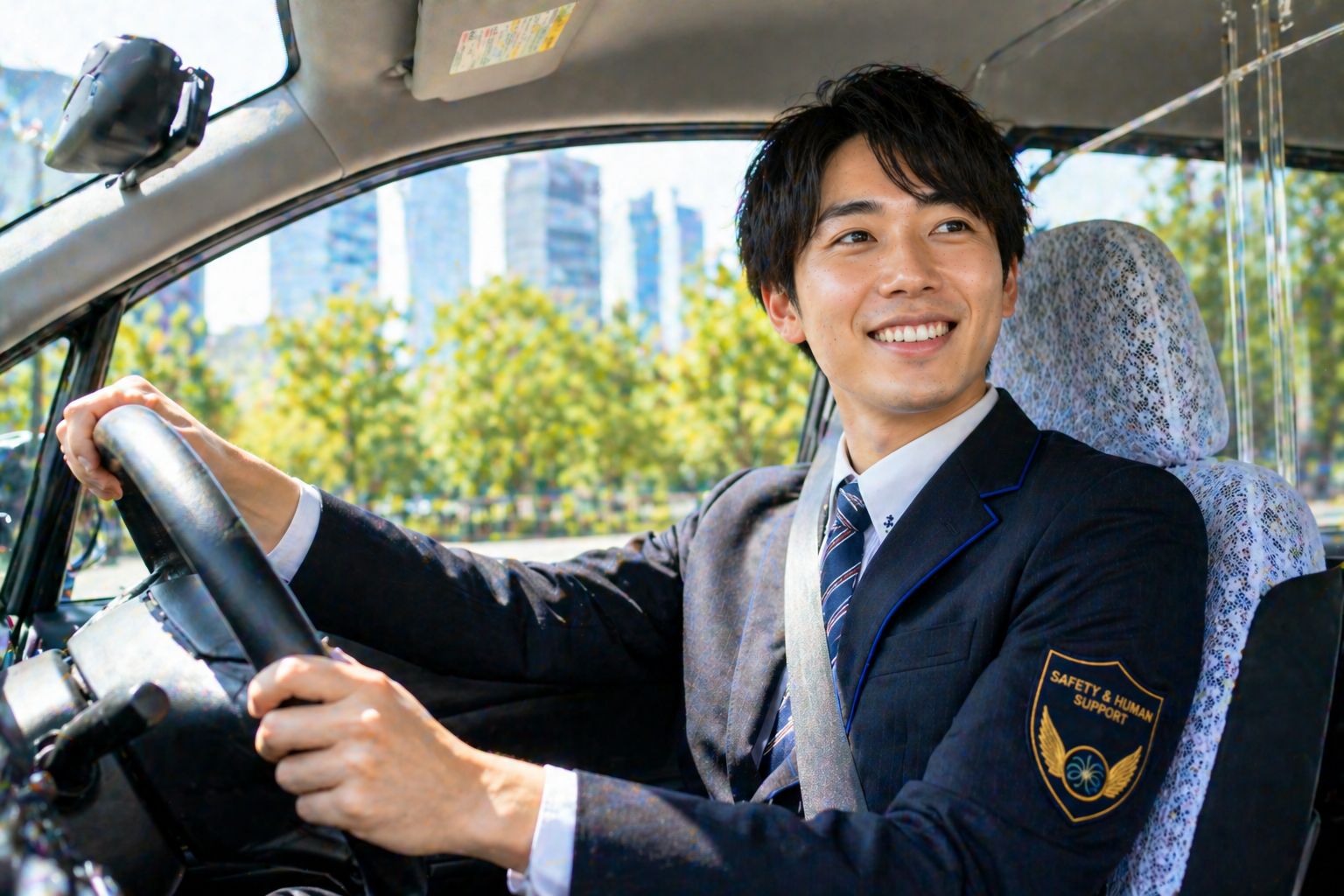 つばめグループ風の制服を着た20代男性ドライバーがタクシー車内で笑顔を見せながら運転席に座り、若手世代が活躍しやすいタクシードライバーの魅力や適性を表現したコラム用画像