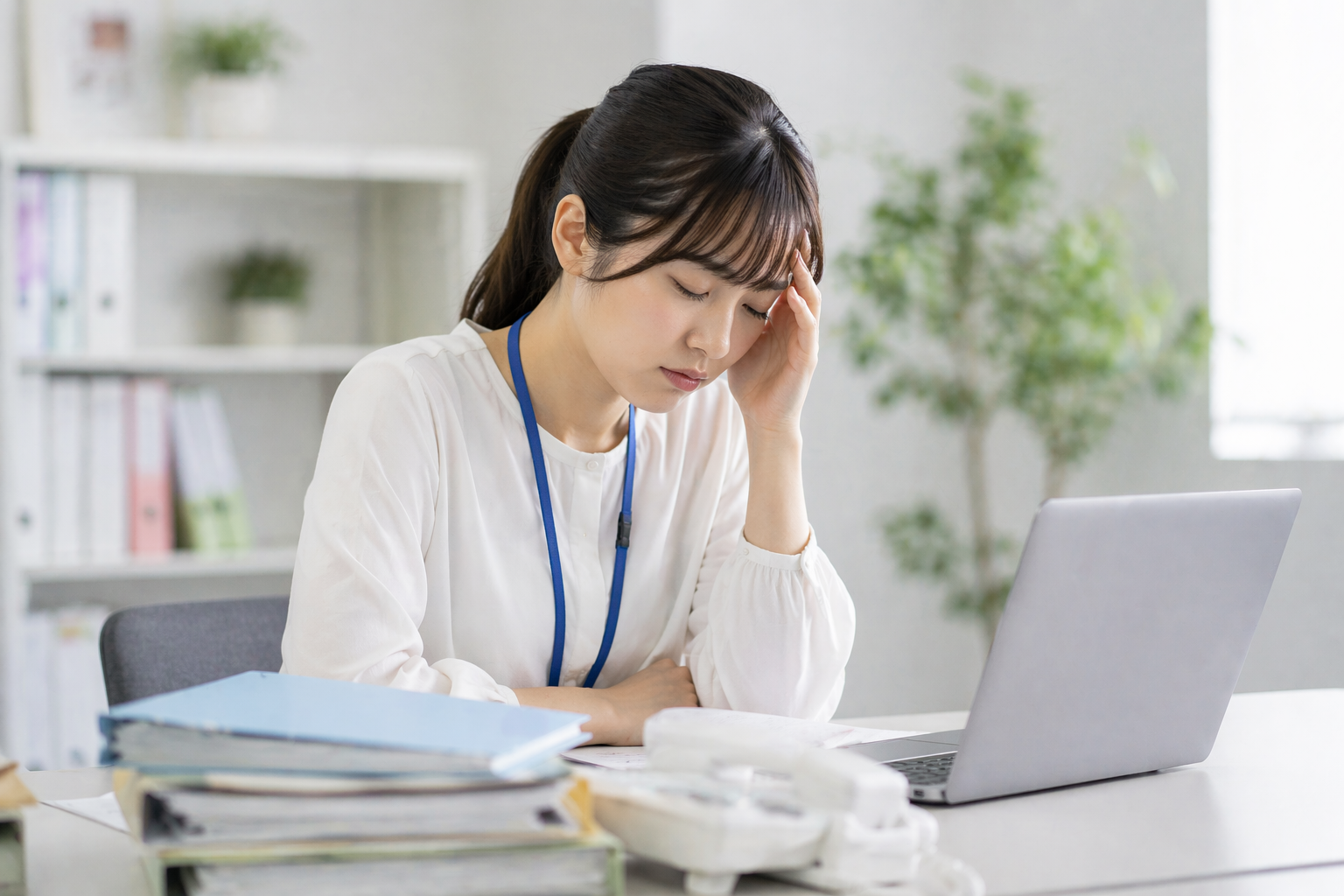 事務職がつらいと言われる理由|忙しさや負担に悩む若手女性のオフィスシーン