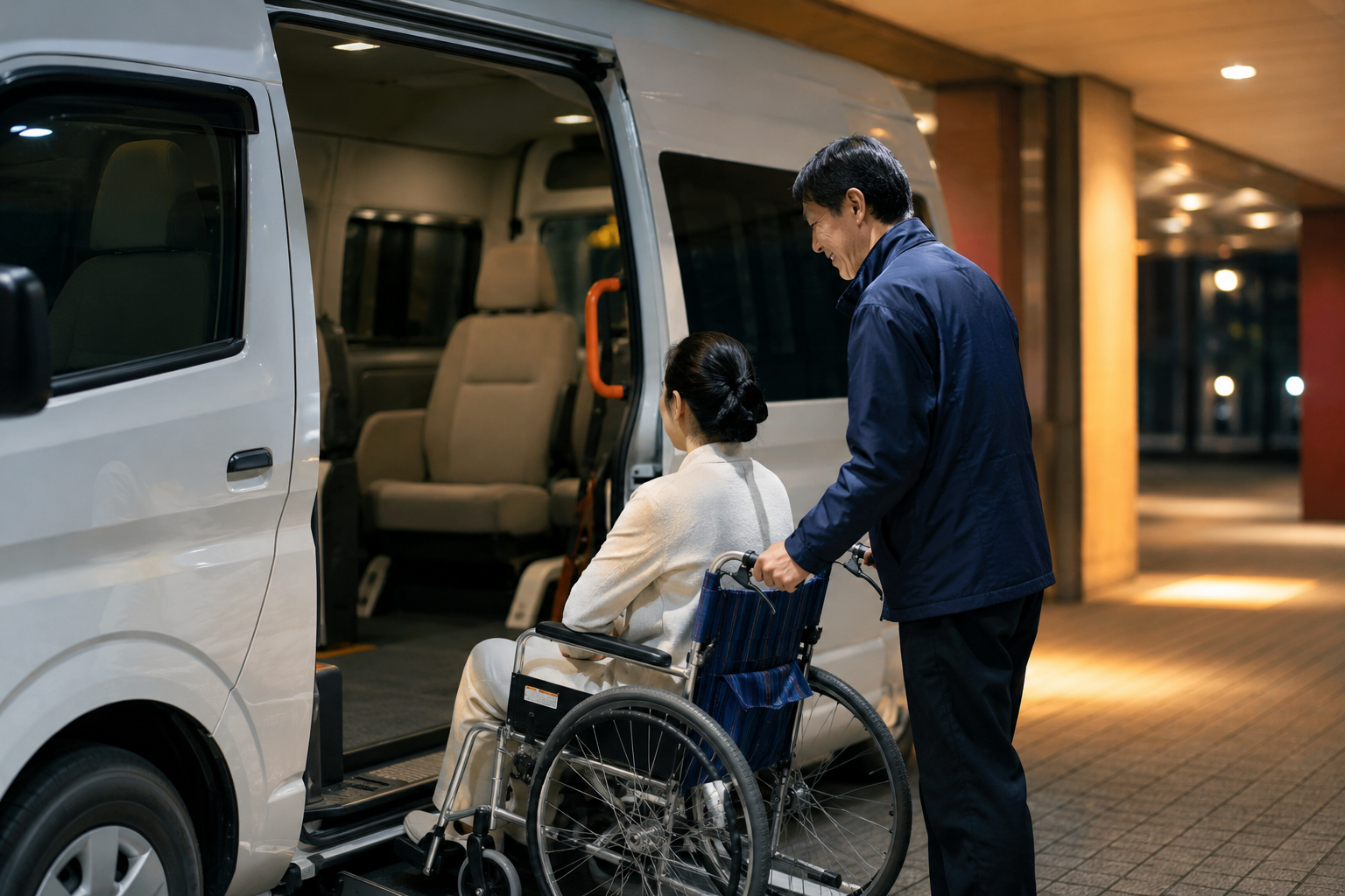 夜間に車いす利用のお客様を福祉車両へ案内する介護タクシードライバーのイメージ画像|夜勤専属・福祉送迎ドライバー求人素材