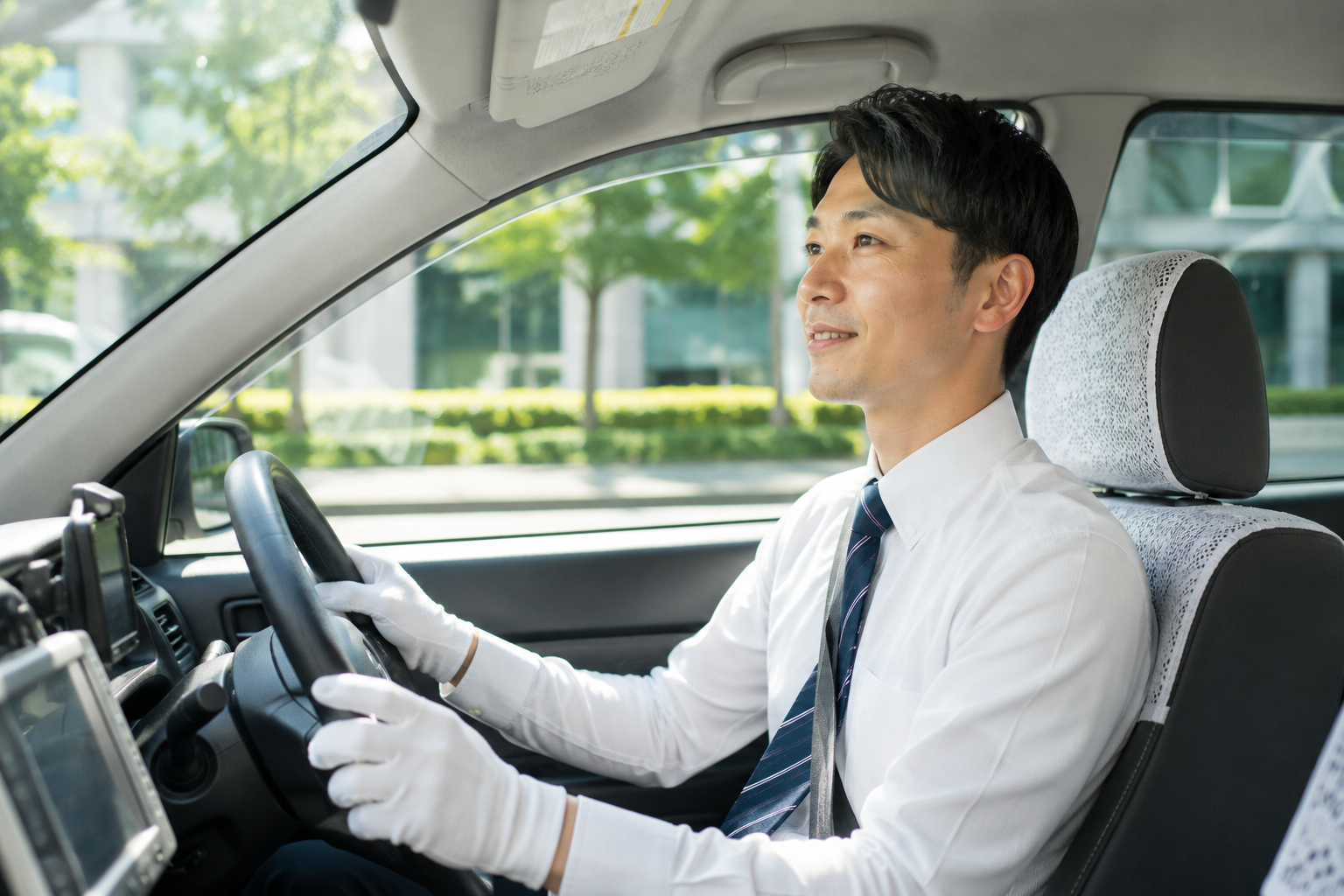 車内で安全運転をする男性ドライバーのイメージ画像|未経験歓迎タクシードライバー求人向け素材